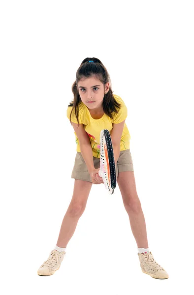 Маленькая девочка с играет в теннис на белом фоне — стоковое фото
