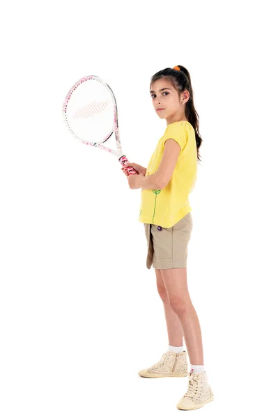 Beyaz arka planda tenis oynayan küçük bir kız. — Stok fotoğraf