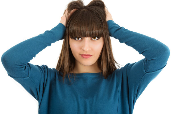 Портрет прекрасной женщины с длинными волосами на белом фоне
