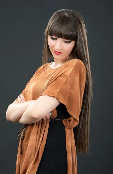 Portrait studio de jeune femme séduisante aux cheveux longs — Photo