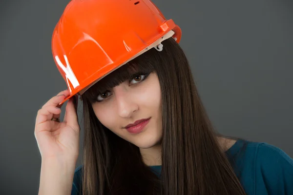 Femme d'affaires avec casque de construction. Isolé sur gris — Photo