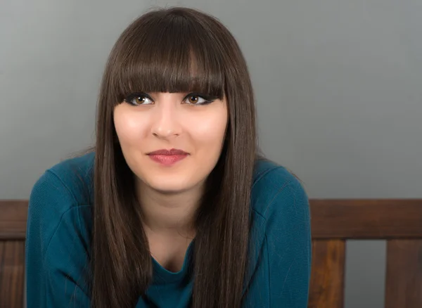 Studioporträt einer attraktiven jungen Frau mit langen Haaren — Stockfoto