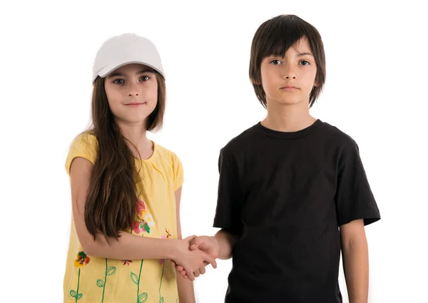 Dos niños, amigos y amigas posando felizmente en el respaldo blanco —  Fotos de Stock
