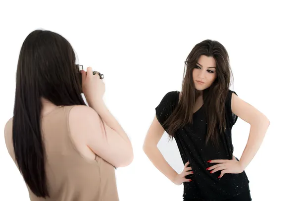 Dos hermosas mujeres jóvenes viendo fotos en una cámara — Foto de Stock