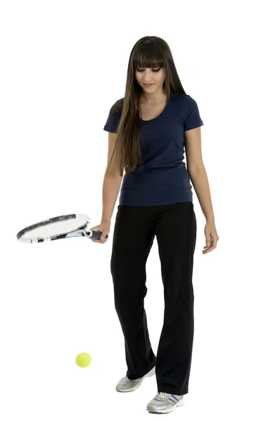 흰색 뒷면에 고립 운동, 예쁜 여성 테니스 선수 — 스톡 사진