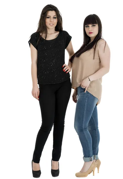 Dos hermosas jóvenes sensuales mujeres glamour de pie juntos —  Fotos de Stock
