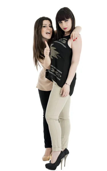Duas belas jovens sensuais glamour mulheres de pé juntos sobre — Fotografia de Stock