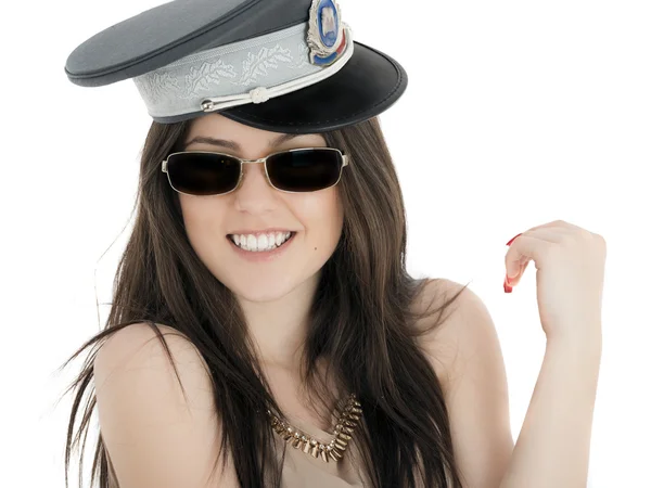 Belle femme en casquette de policier et lunettes — Photo