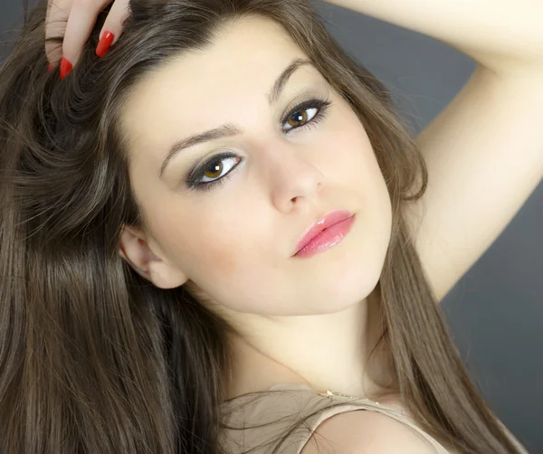 En ung kvinna skönhet porträtt, studio skott — Stockfoto