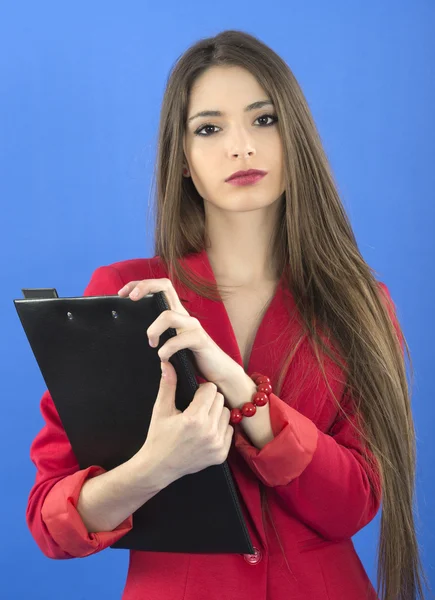 Portret van stedelijke zakenvrouw dragen stropdas, geïsoleerd op blauw — Stockfoto