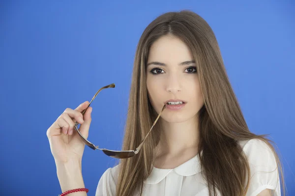 Linda joven mujer de negocios con gafas — Foto de Stock