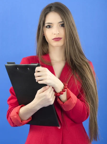 Portret van stedelijke zakenvrouw dragen stropdas, geïsoleerd op blauw — Stockfoto