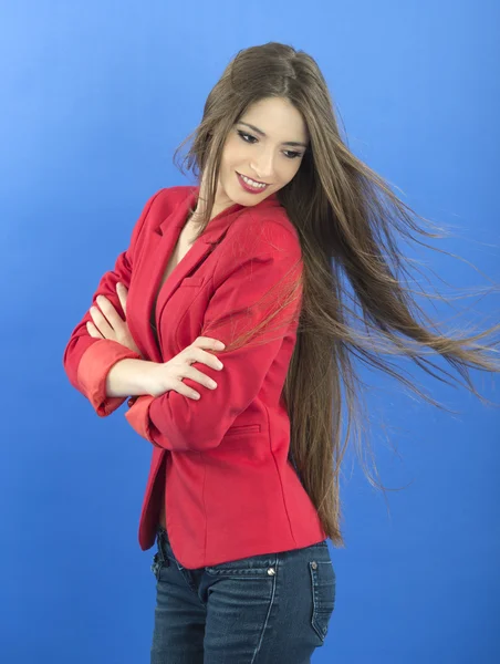 Retrato de mulher de negócios urbana usando gravata, isolado em azul — Fotografia de Stock