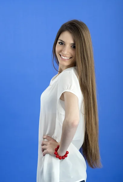 Mulher jovem com cabelos longos no fundo azul — Fotografia de Stock