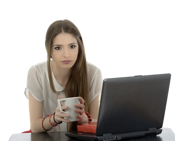 Jonge zakenvrouw op een bureau met een kopje koffie isolat — Stockfoto