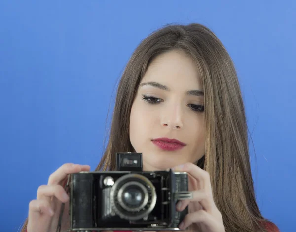 Jeune belle femme tenant un appareil photo vintage — Photo