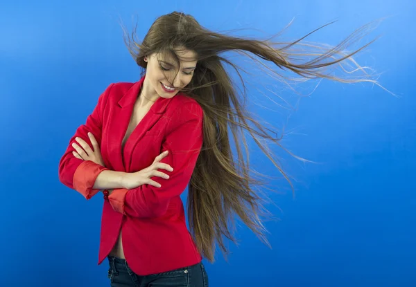 Porträt einer urbanen Geschäftsfrau mit Krawatte, isoliert auf blau — Stockfoto