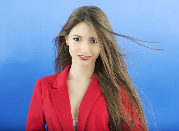 Retrato de mujer de negocios urbana con corbata, aislada en azul — Foto de Stock