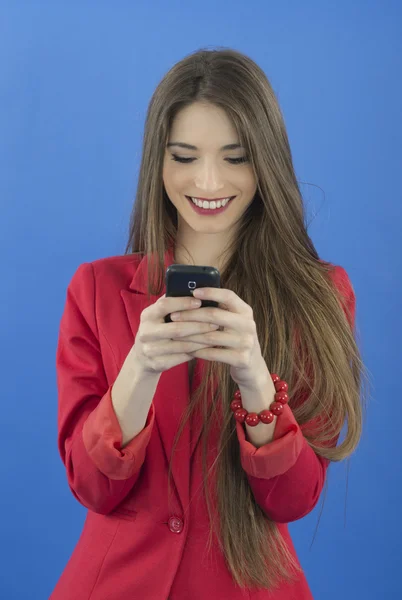 Giovane donna d'affari che parla su smart phone — Foto Stock