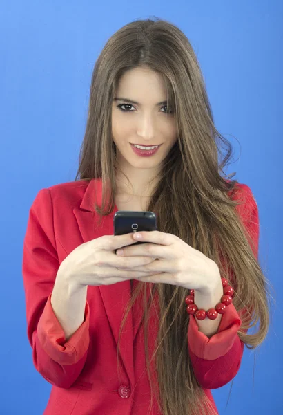 Jonge zakenvrouw praten over slimme telefoon — Stockfoto