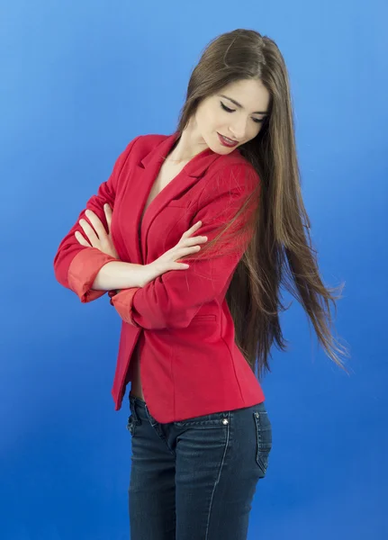 Portret van stedelijke zakenvrouw dragen stropdas, geïsoleerd op blauw — Stockfoto