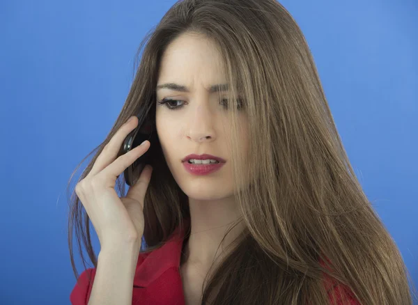 Jonge zakenvrouw praten over slimme telefoon — Stockfoto