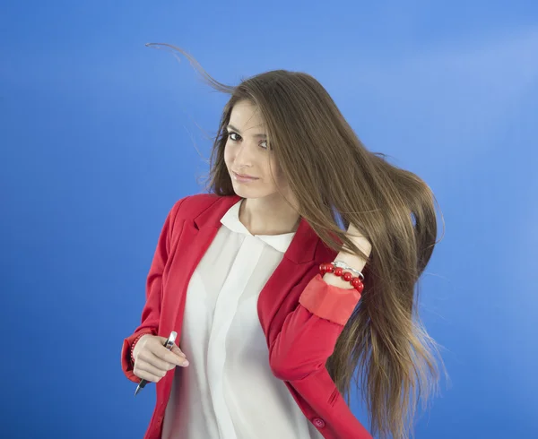 Portret van stedelijke zakenvrouw dragen stropdas, geïsoleerd op blauw — Stockfoto