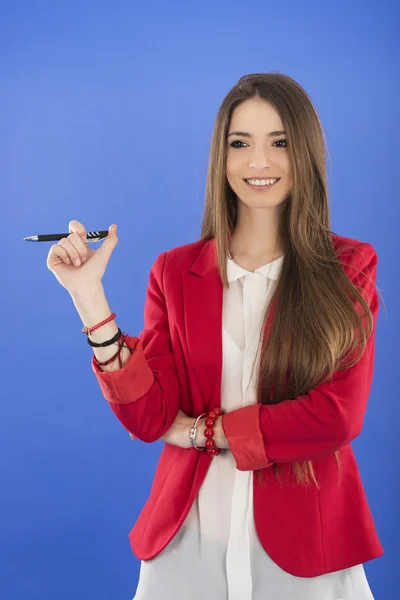 Portret van stedelijke zakenvrouw dragen stropdas, geïsoleerd op blauw — Stockfoto