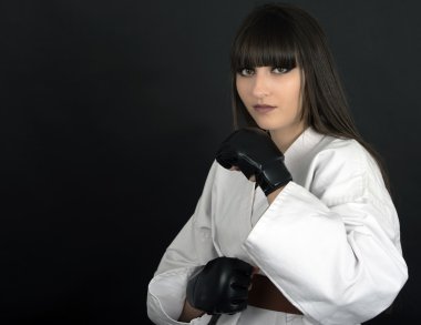 Karateka Asyalı kız siyah arka planda stüdyo çekimi