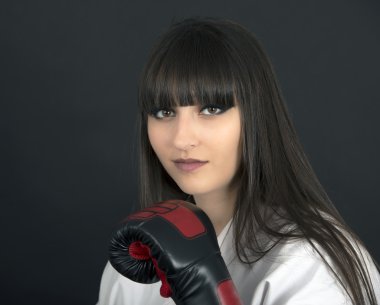 Karateka Asyalı kız siyah arka planda stüdyo çekimi