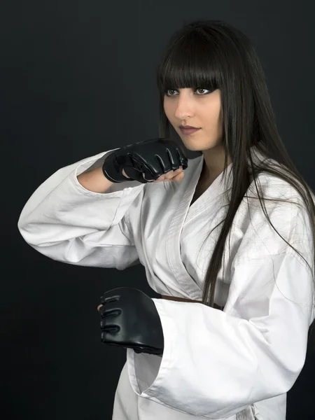 Karateka Asyalı kız siyah arka planda stüdyo çekimi — Stok fotoğraf