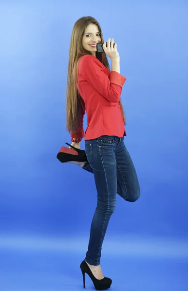 Młoda kobieta rozmawia inteligentny telefon — Zdjęcie stockowe