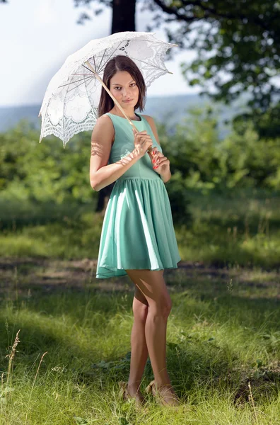 Νεαρή όμορφη γυναίκα με ομπρέλα στο πάρκο — Φωτογραφία Αρχείου