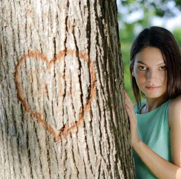 Giovane ragazza innamorata al parco — Foto Stock