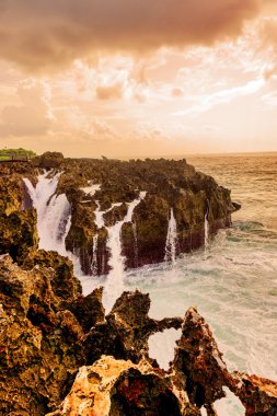 Okyanus dalgaları kayalık sahil isabet