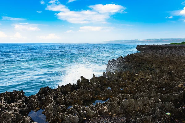 Ondas oceánicas golpeando costa rocosa —  Fotos de Stock