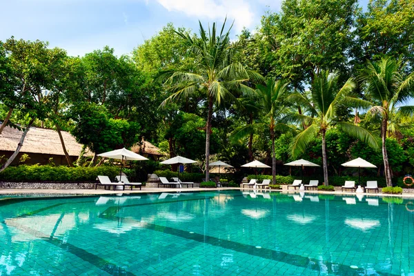 Una piscina del complejo en Bali — Foto de Stock