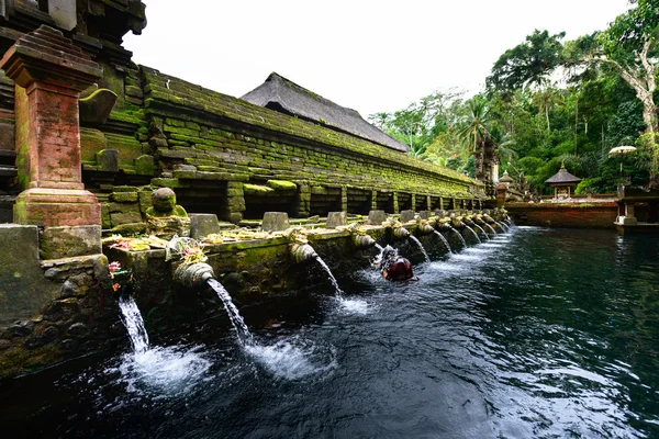 Бассейн святых источников в Тирта Эмпул, Бали Индонезия . — стоковое фото
