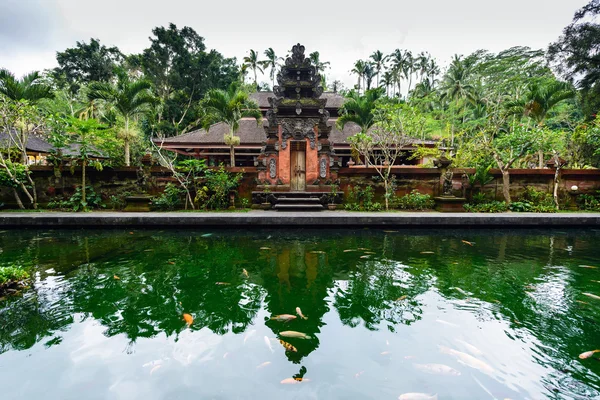 La piscina de manantiales sagrados en Tirta Empul, Bali Indonesia . — Foto de Stock