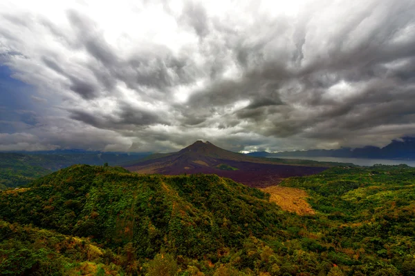 Paisagem do vulcão Batur na ilha de Bali, Indonésia — Fotografia de Stock