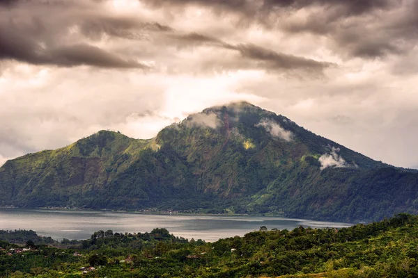 Paisaje del volcán Batur en la isla de Bali, Indonesia — Foto de Stock