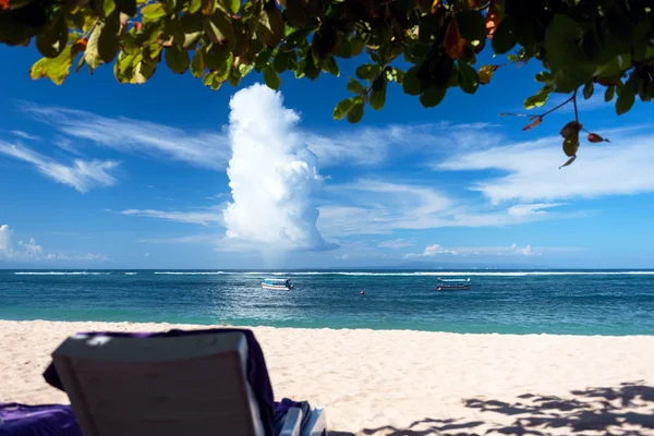 在巴厘岛的阳光灿烂的海滩上休息 — 图库照片