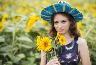 Gül ayçiçekleri alanı üzerinde yalan ile romantik kadın