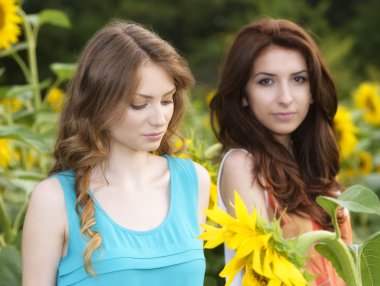 iki genç güzel kızları dışarı çiçekler çiçekleri ile alan