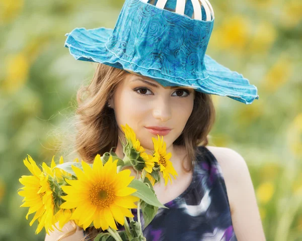 夏の若い美しい女性咲くひまわりフィールド — ストック写真