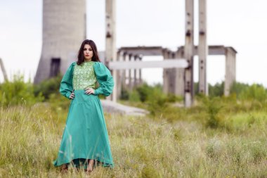 bir yerde sanayi harabelerde poz çekici genç hanım