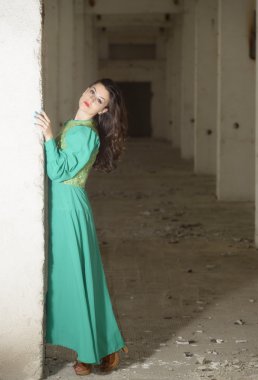 bir yerde sanayi harabelerde poz çekici genç hanım