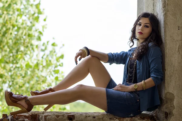 Jeune femme mode dans un bâtiment en ruine . — Photo