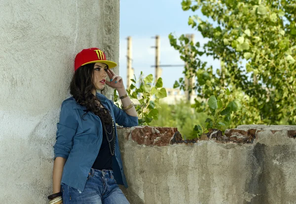 Jeune femme mode dans un bâtiment en ruine . — Photo