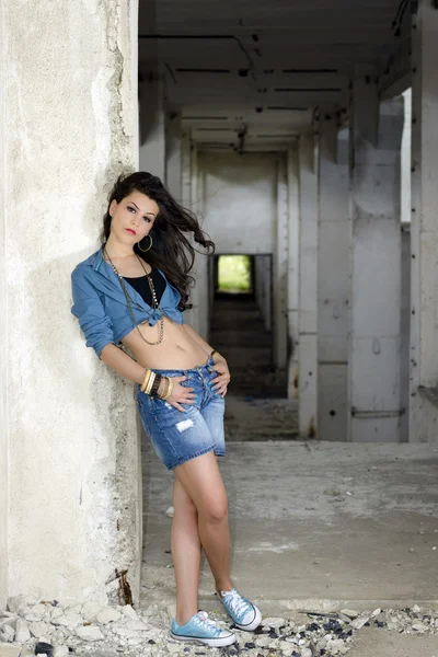 Jeune femme mode dans un bâtiment en ruine . — Photo